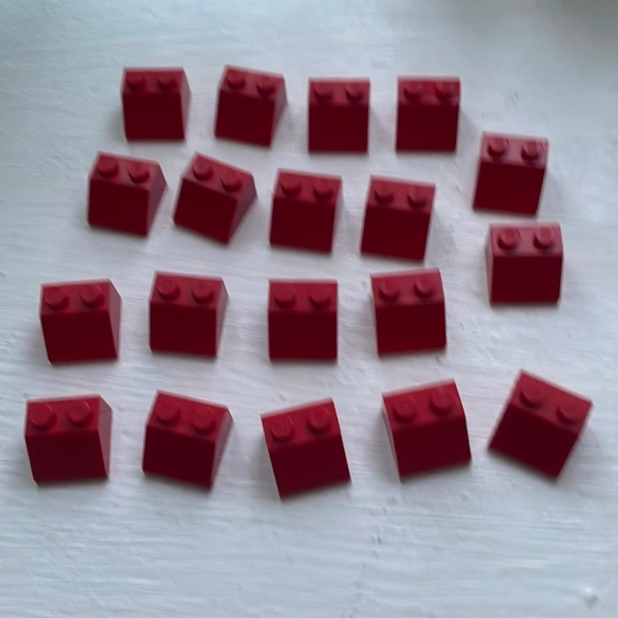 Lego * 19 st lutande / sluttande bitar 2 x 2 x 1 * röd