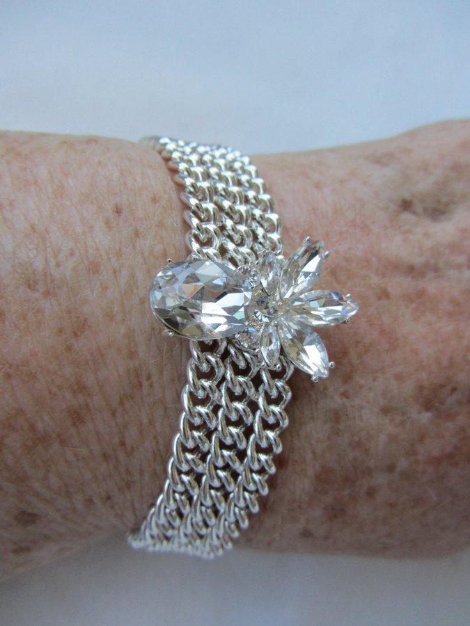 NYTT Snö of Sweden VACKERT STRASS ARMBAND ca: 16-17 cm