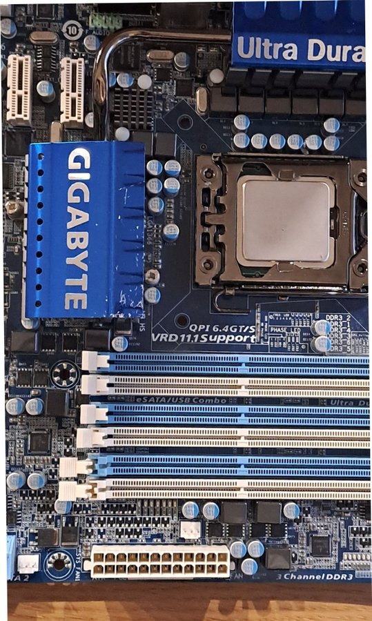 Intel Core i7-processorer +Gigabyte GA-X58A-UD3R Moderkort