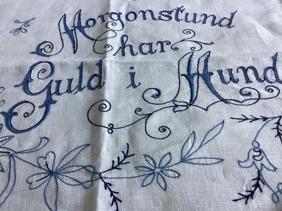 Hemvävt linne med blått broderi ”MORGONSTUND HAR GULD I MUND”