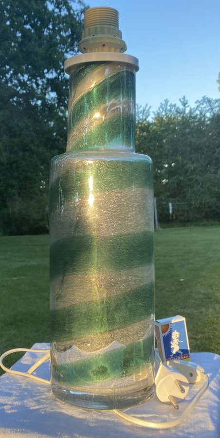 Pampig BORDSLAMPA / LAMPFOT i GLAS - Randig i grön och silver 43 cm hög