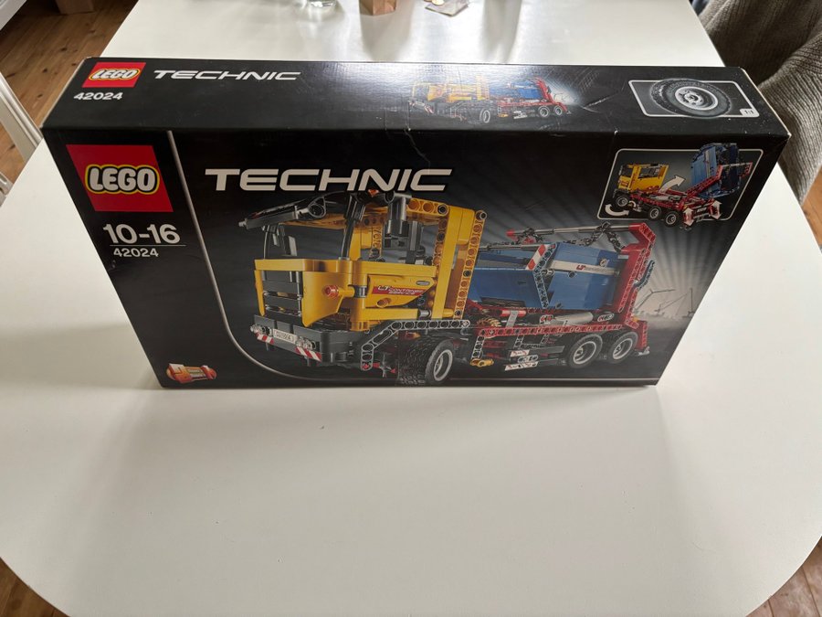 OÖPPNAD LEGO Technic 42024 - Container Truck