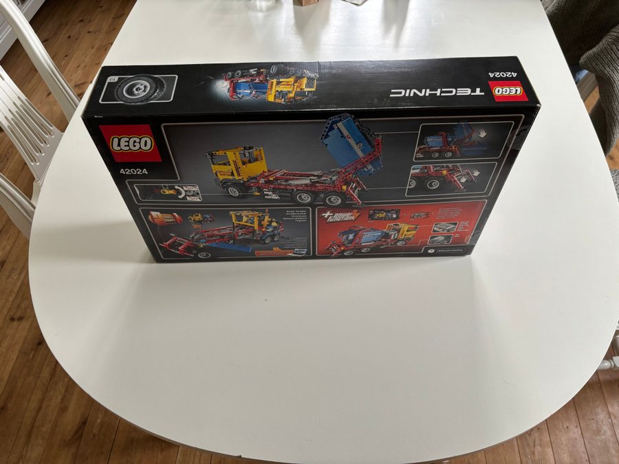 OÖPPNAD LEGO Technic 42024 - Container Truck