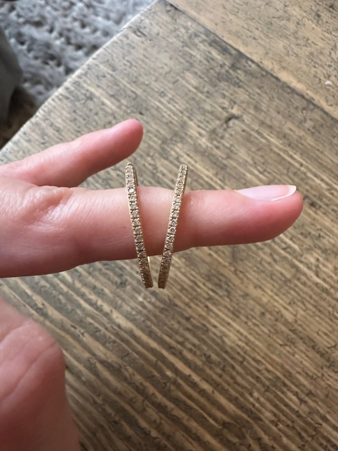 Guldplätterade hoops med strass från Safira