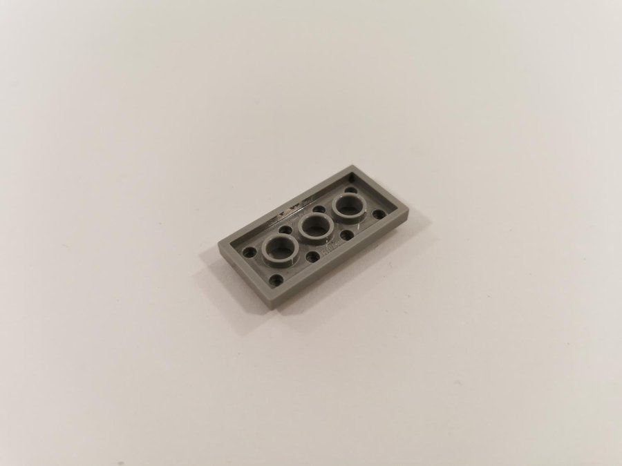 Lego - technic - plate med hål - 2x4 - part 3709 - ljusgrå (bluish)