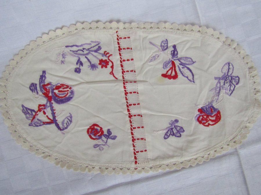 Äldre broderad oval duk löpare spets blommor trollslända bomull21x36cm vintage