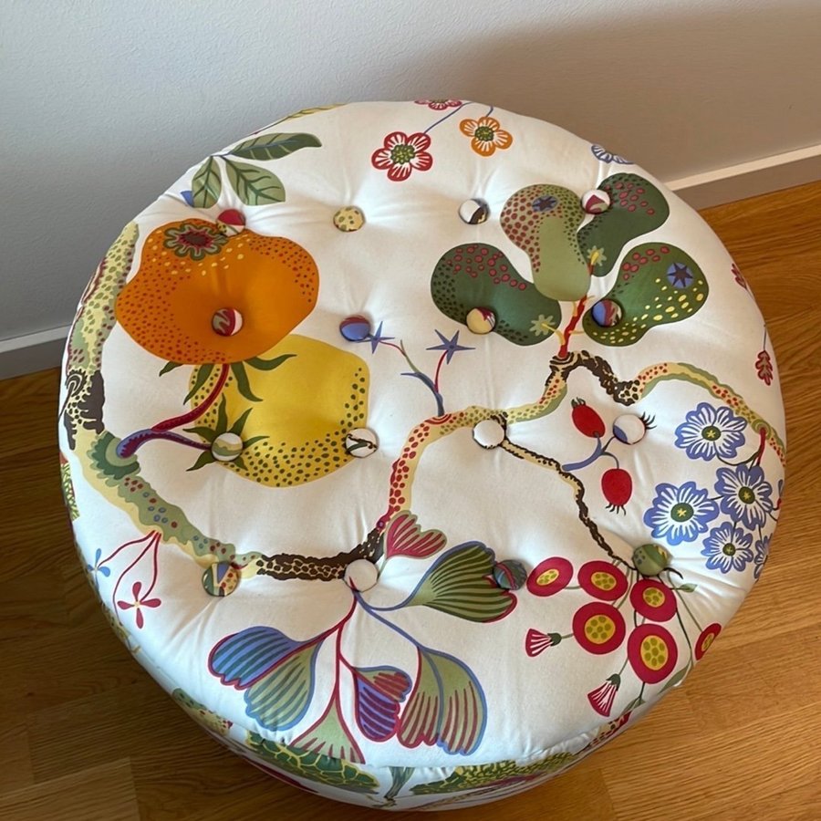 Vackert Runt Pall Sittpuff Tyg Josef Frank ”Vegetable Tree” Svenskt Tenn