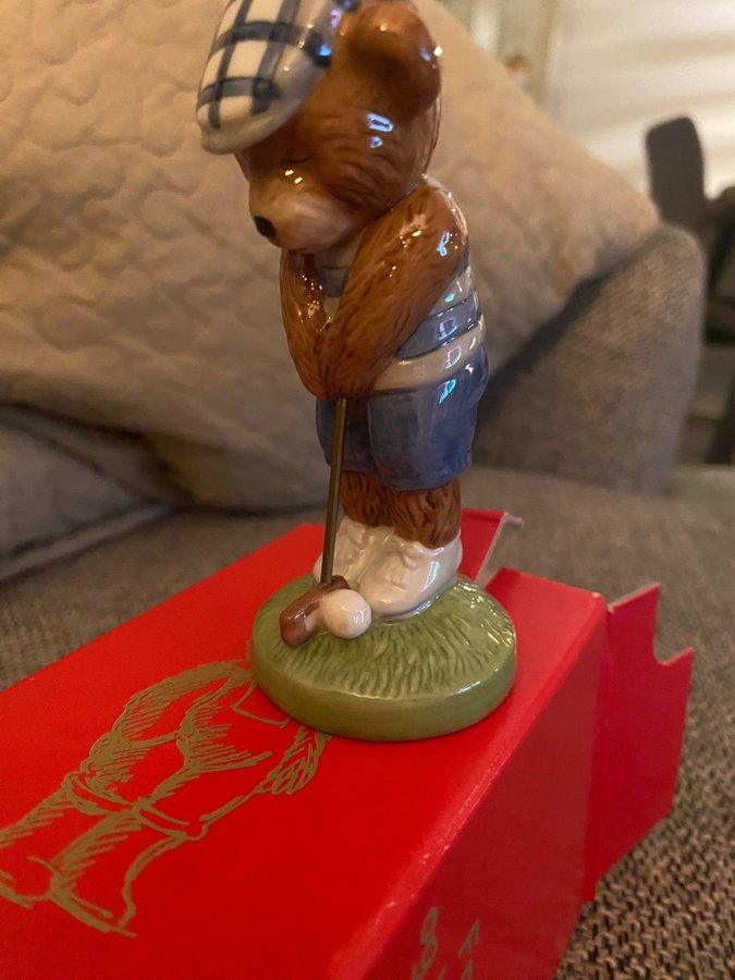 Sød bamse figur i golf udstyr