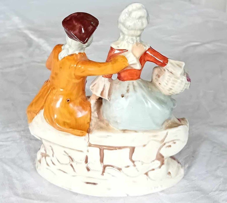 GRÄFENTHAL PORSLINSFIGURIN I ROKOKOSTIL - CARL SCHNEIDER, KARL UNGER PORCELAIN?