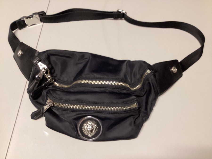 Perfekt Julklapp! Versus Versace bältesväska i superskick. Crossbody-väska.