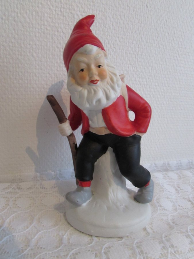 Äldre tomte figurin prydnad inredningsdetalj bär stav korg godisgömma kont jul