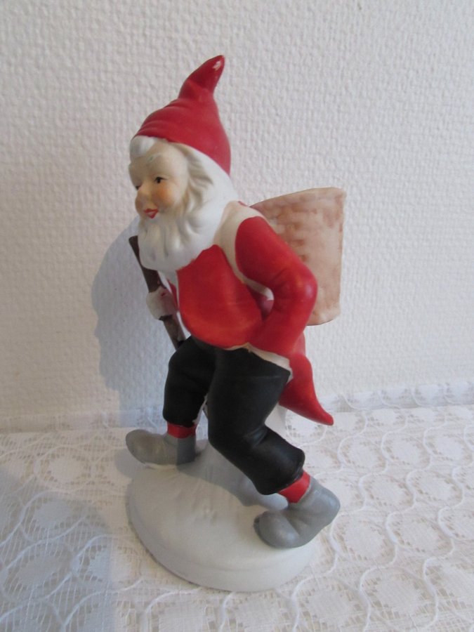 Äldre tomte figurin prydnad inredningsdetalj bär stav korg godisgömma kont jul