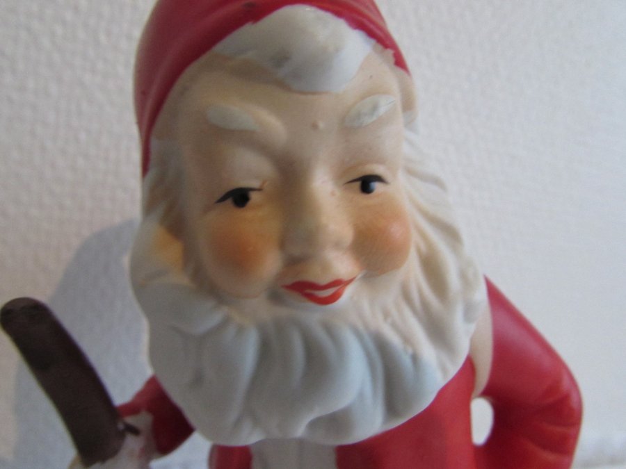 Äldre tomte figurin prydnad inredningsdetalj bär stav korg godisgömma kont jul