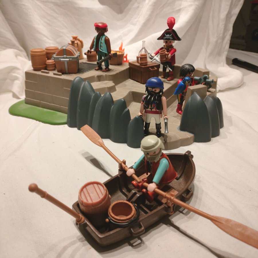 Playmobil Piratö med båt och tillbehör