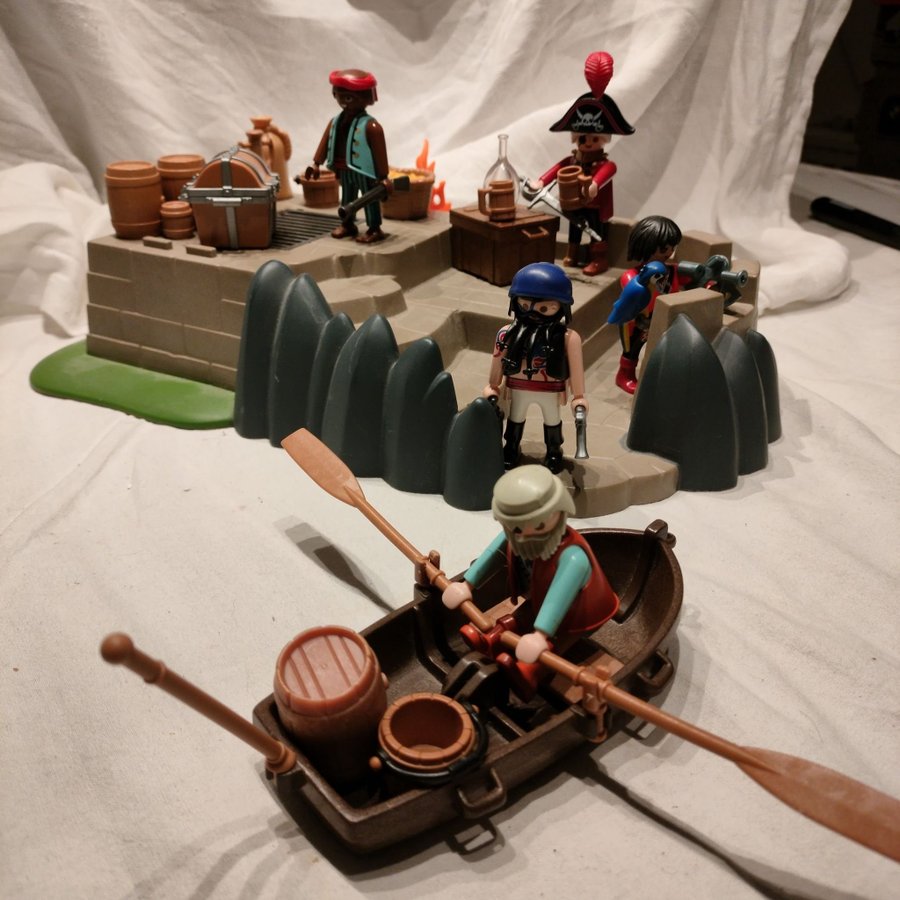 Playmobil Piratö med båt och tillbehör