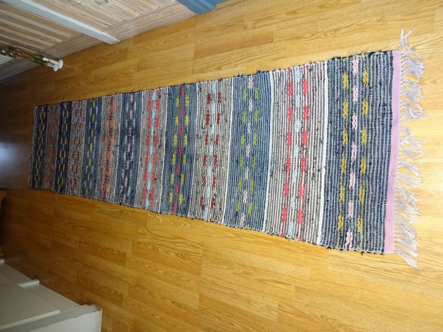 Hemvävd Trasmatta, i vackra färger, Mått: 224 x 54 cm.