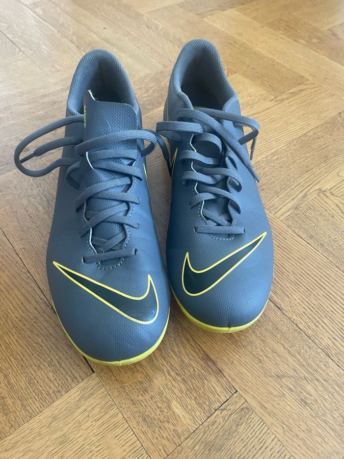 Fotbollsskor Storlek 44 Nike basic modell