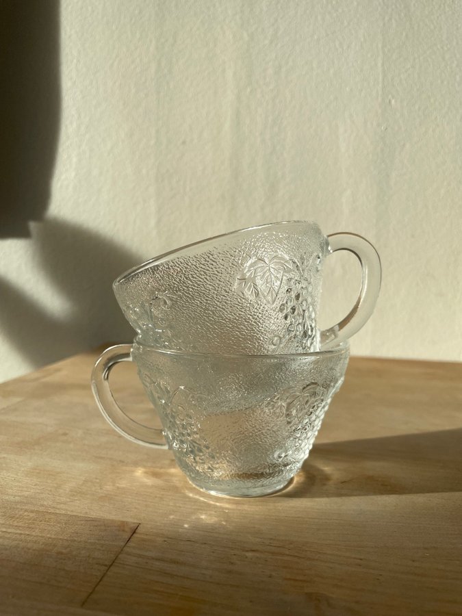 Vintage retro tekoppar i glas med vindruvor som motiv