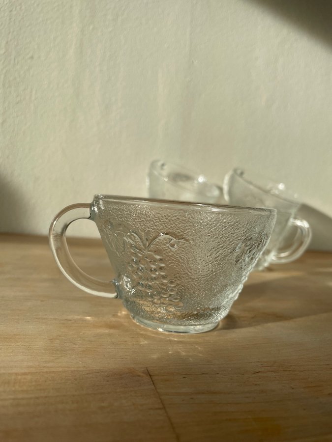 Vintage retro tekoppar i glas med vindruvor som motiv