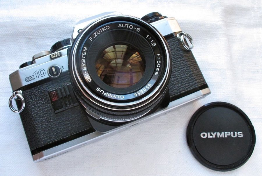 Olympus OM-10 kamera med normalobjektiv 50/1,8