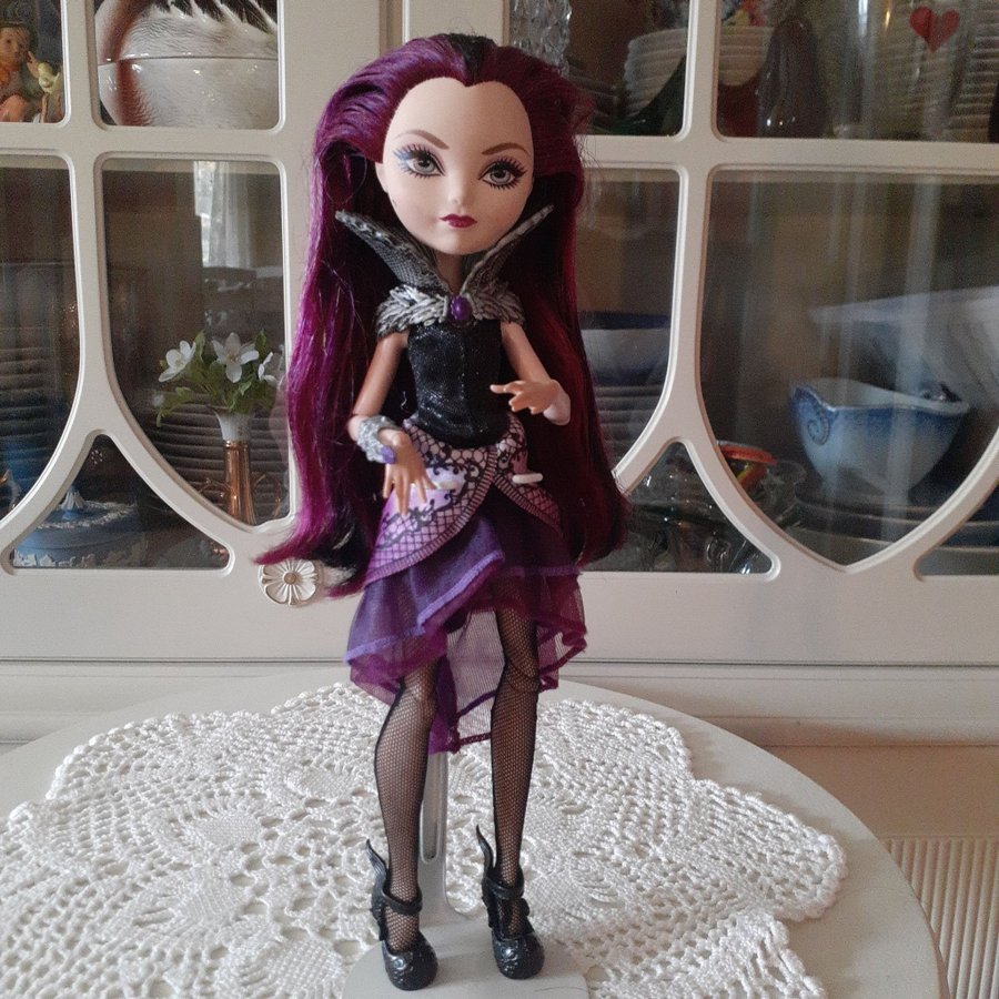 Ever After High First Chapter Raven Queen docka med lila hår och kläder