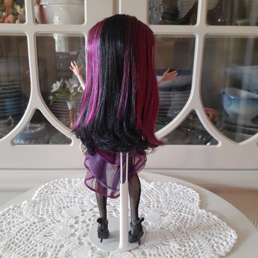 Ever After High First Chapter Raven Queen docka med lila hår och kläder