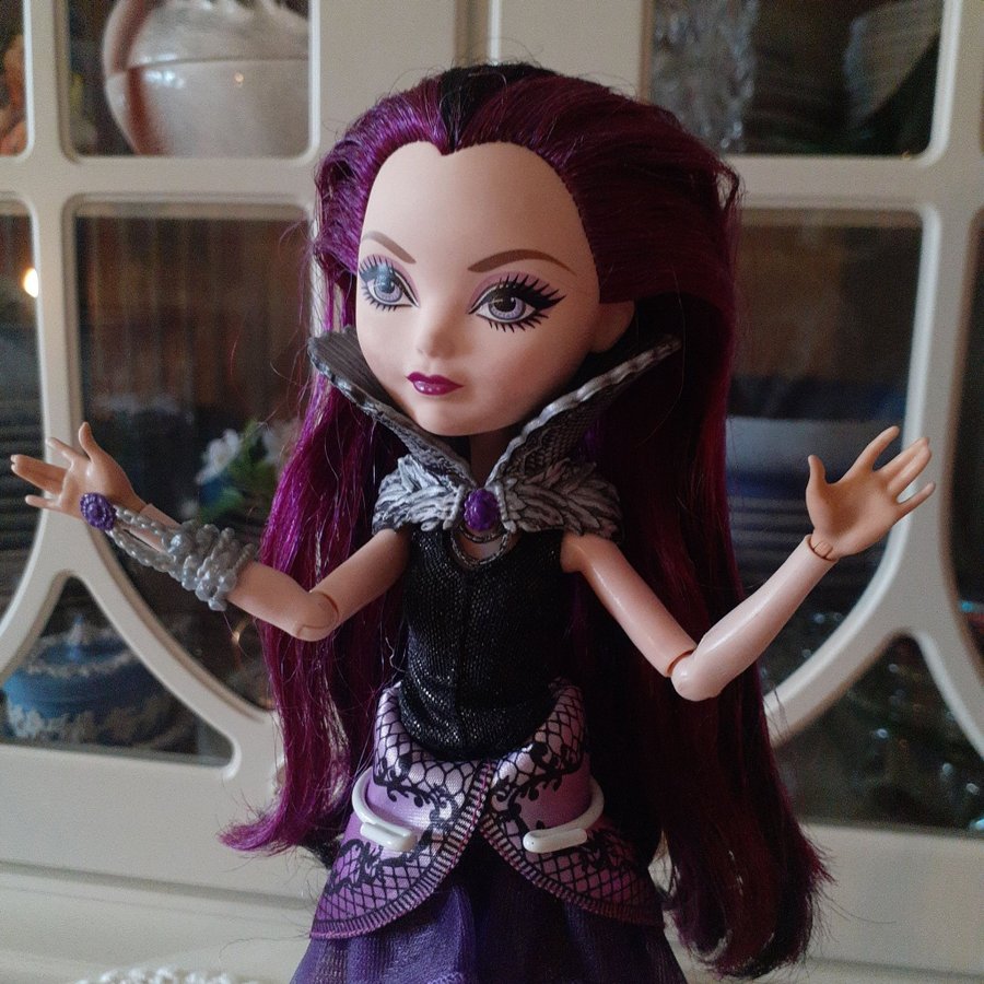 Ever After High First Chapter Raven Queen docka med lila hår och kläder