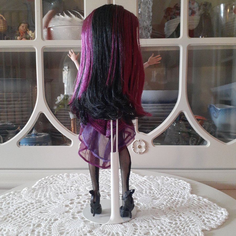 Ever After High First Chapter Raven Queen docka med lila hår och kläder