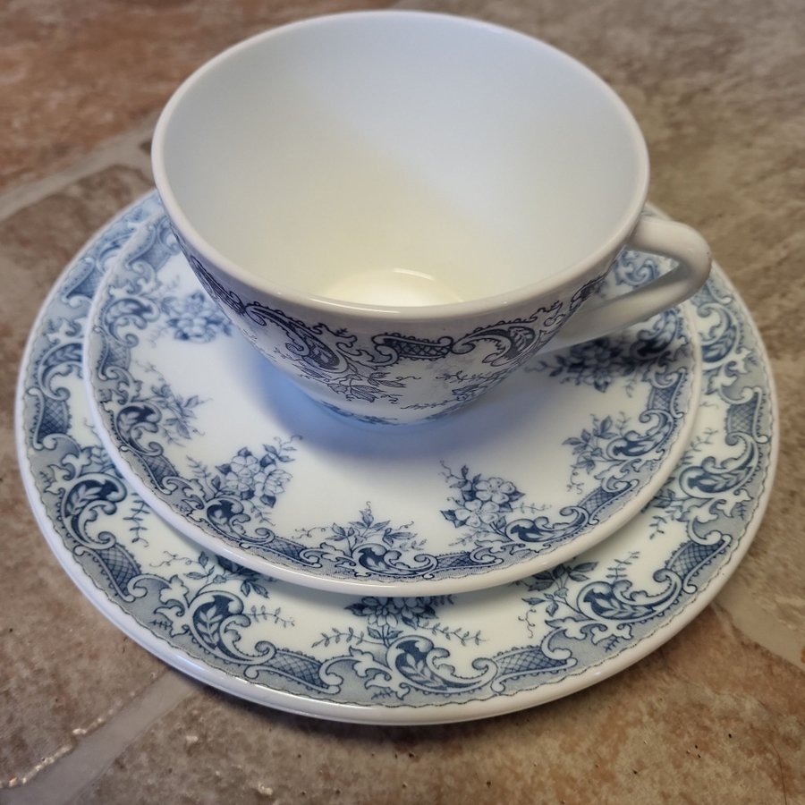 5 st Te Set Rivanel France royal cups with saucers