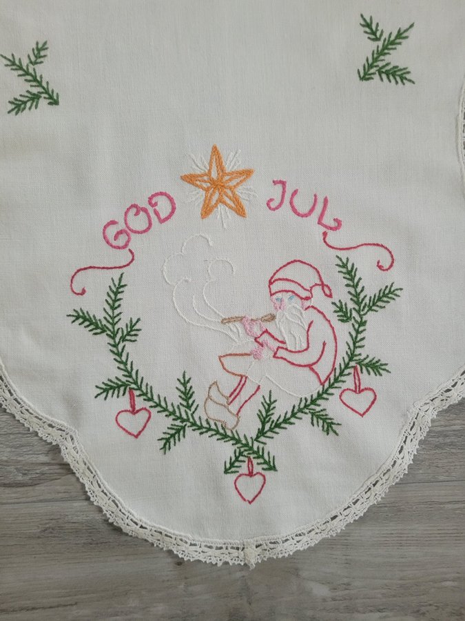 Äldre julduk med broderi / löpare / handbroderad