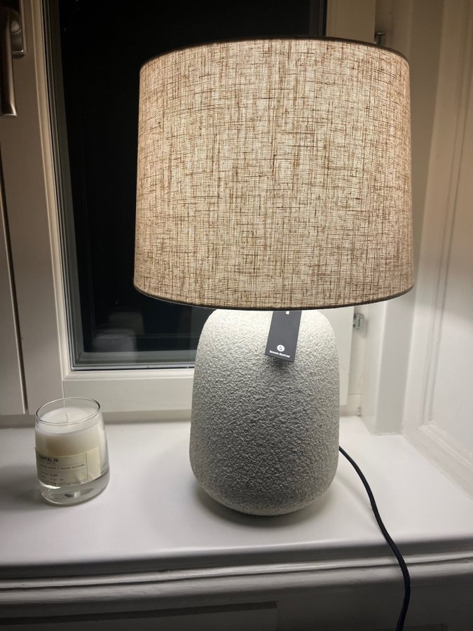 HELT NY Bordlampa i grå sten