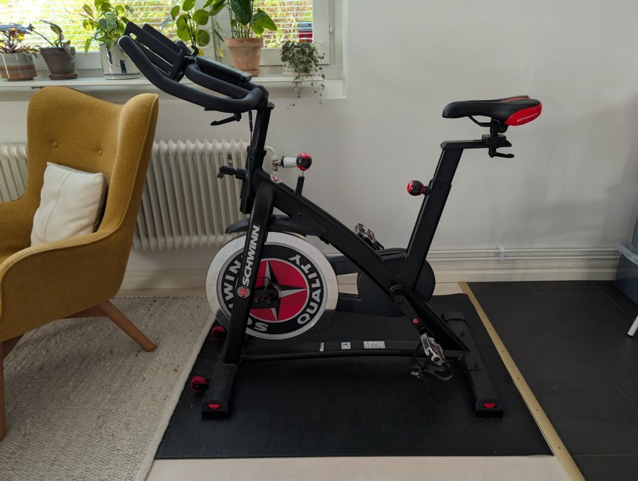 Schwinn IC7 Indoor Cycling Bike + PVC mat