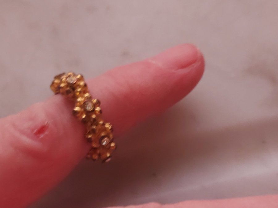 Ring Guldig Metall Små "Diamanter" i infattning Inre omkrets ca 4,7 cm