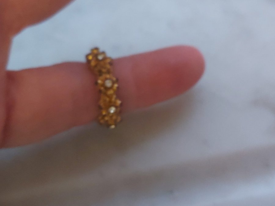 Ring Guldig Metall Små "Diamanter" i infattning Inre omkrets ca 4,7 cm