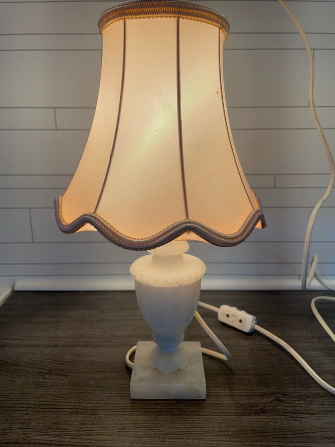 Marmor bordslampa