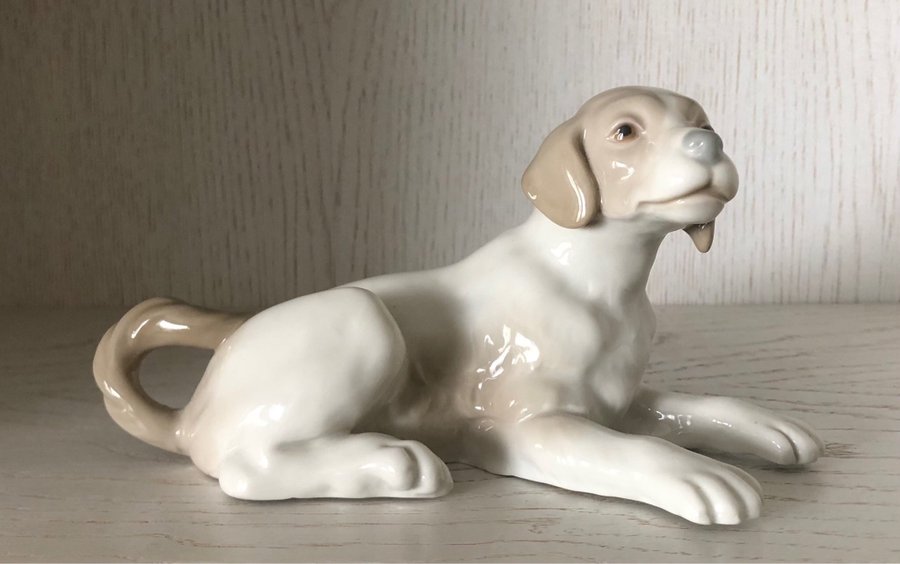 NAO PORSLINSHUND - HUND I PORSLIN FIGURIN