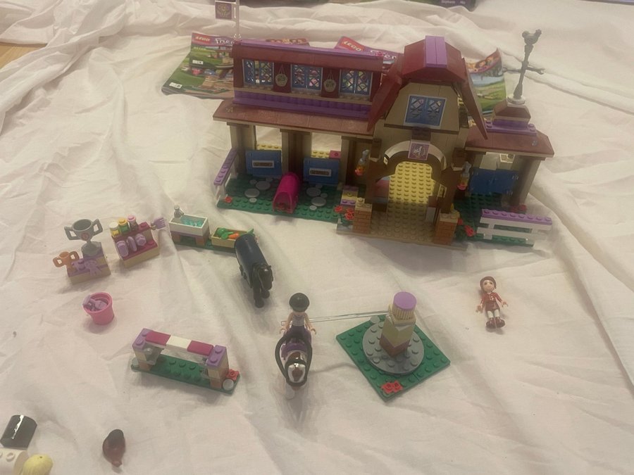 LEGO Friends 41126 Heartlakes ridklubb - komplett!