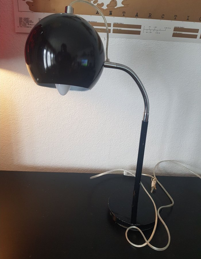 Bordslampa svart klot