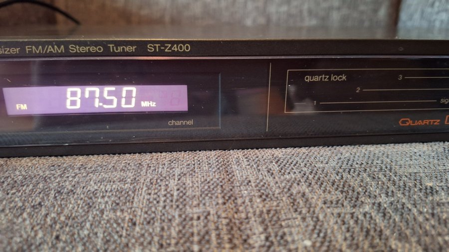 Technics Quartz Synthesizer FM/AM Stereo Tuner ST-Z400