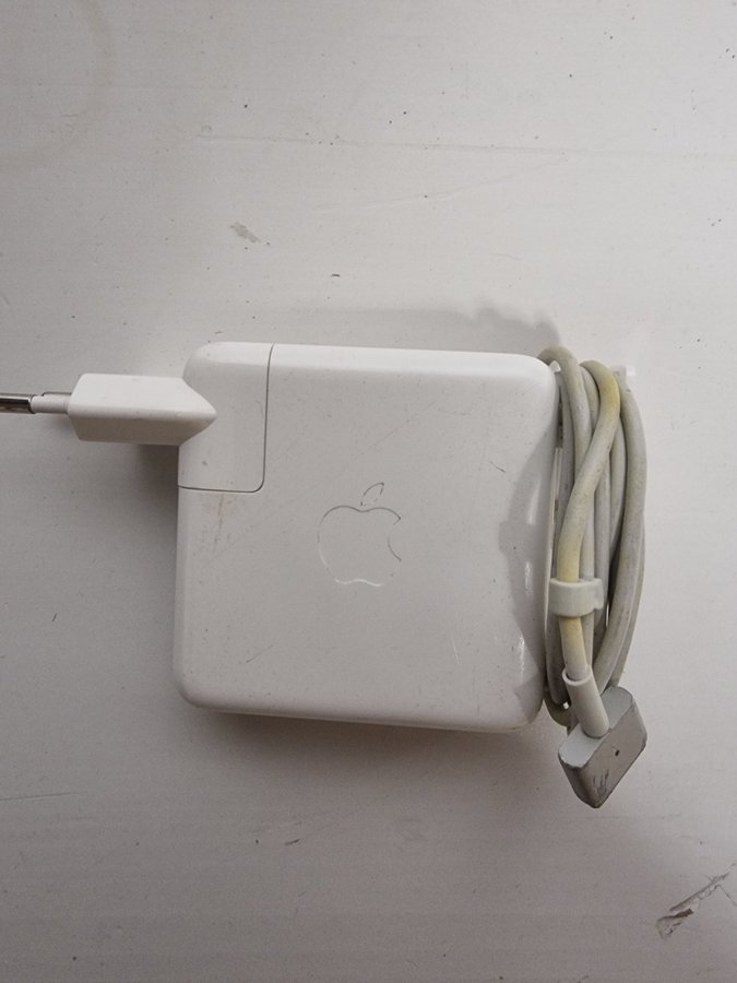 Apple 60 W strömadapter med MagSafe 2-kontakt (T) A1435