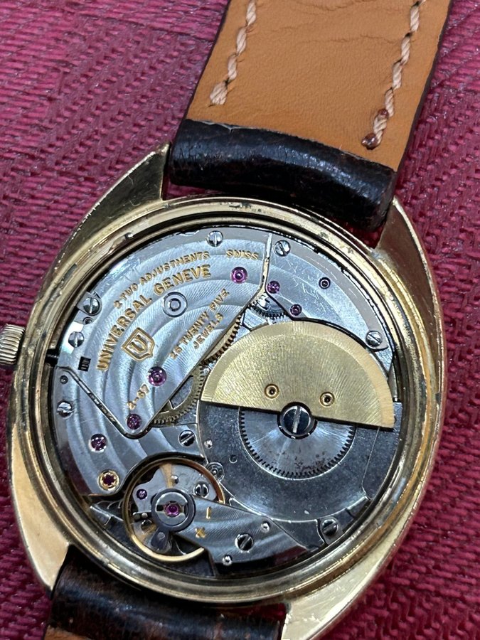 Universal Genève Gilt Shadow Automatic