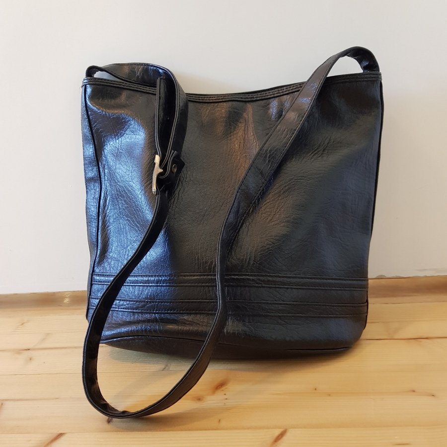 Vintage Mormors oanvända svarta axelremsväska Troligen skinn 26x15x27 cm