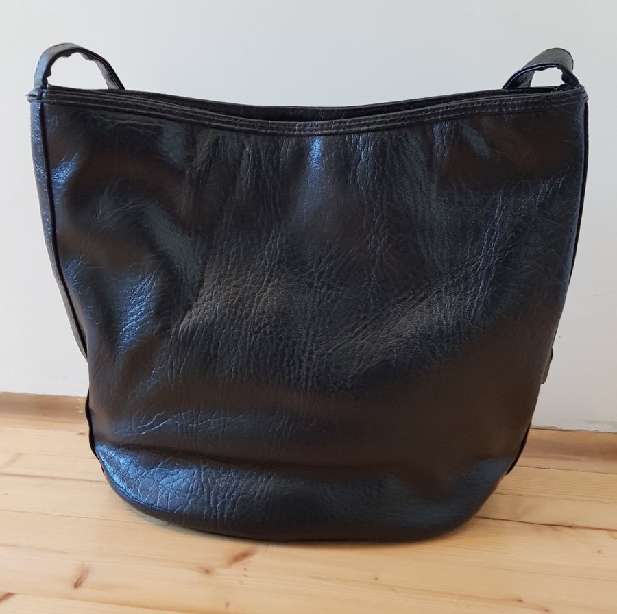 Vintage Mormors oanvända svarta axelremsväska Troligen skinn 26x15x27 cm