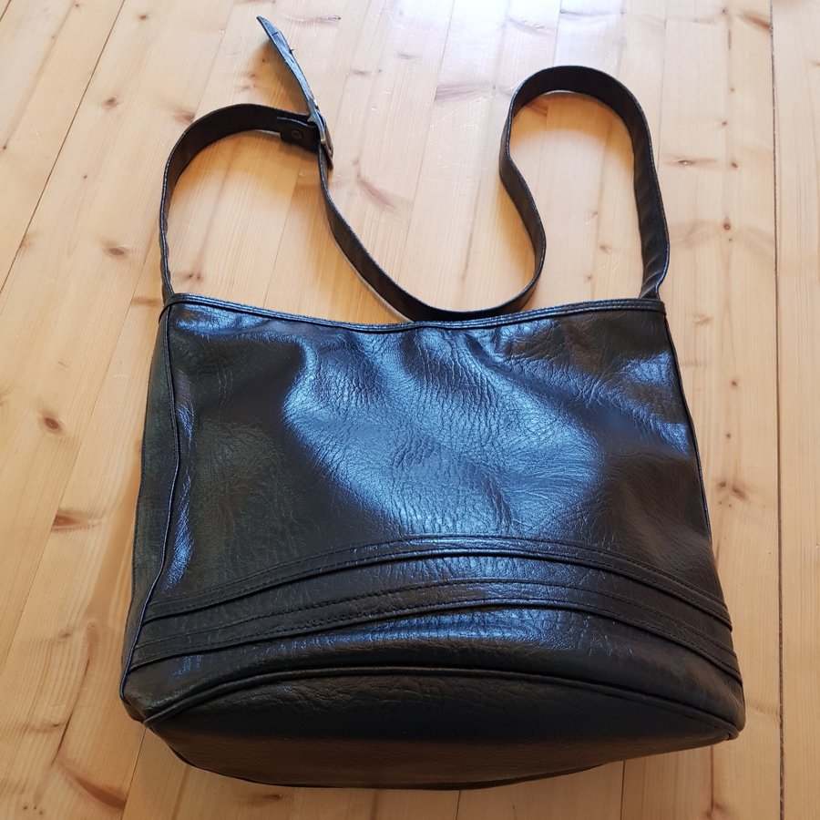 Vintage Mormors oanvända svarta axelremsväska Troligen skinn 26x15x27 cm