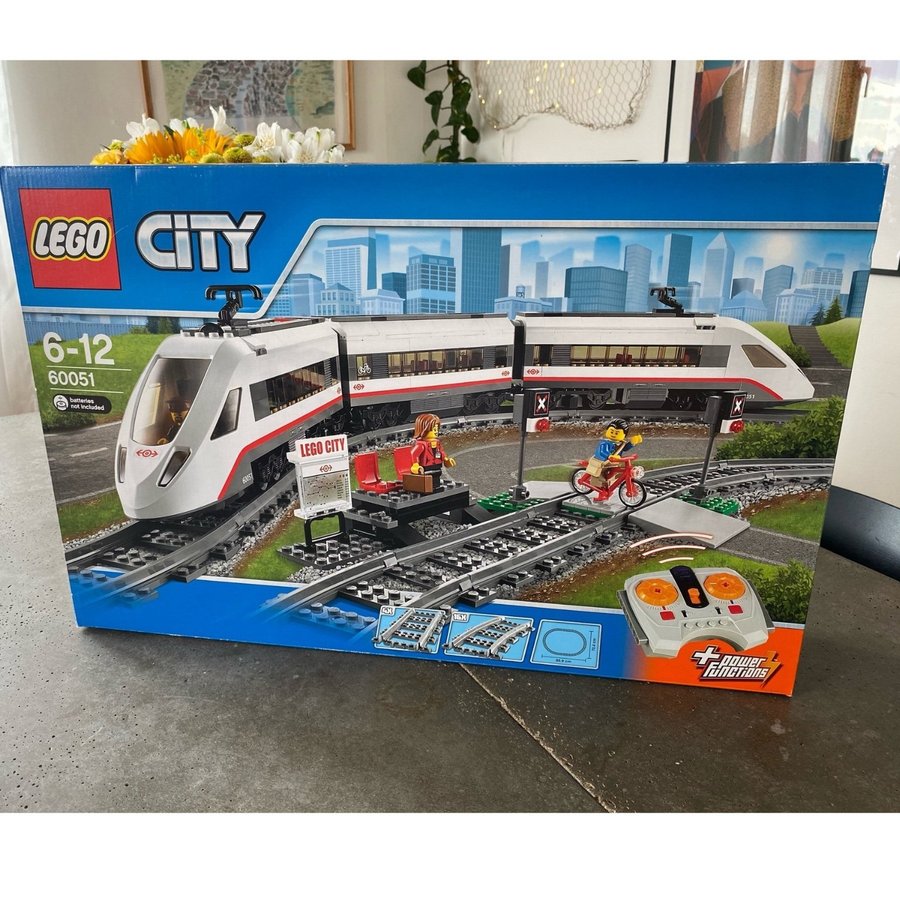 Oöppnad LEGO City 60051 - City High-Speed Passenger Train