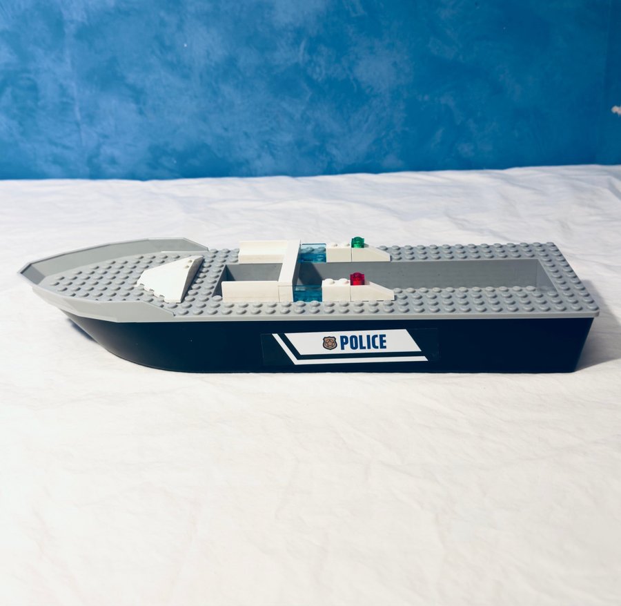 Lego City. Police Patrol boat, Boat Hull, Båtskrov 33x9,5x5 cm. från: 60129.