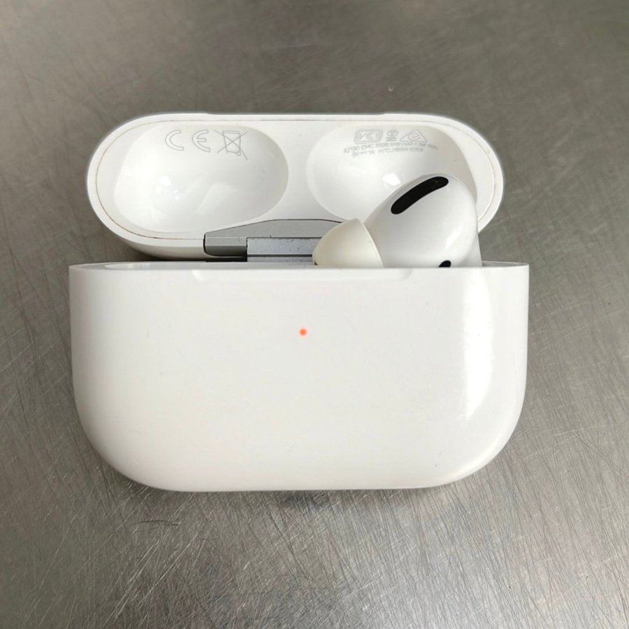 Apple AirPods (1:a generationen). Vänstra hörluren saknas.