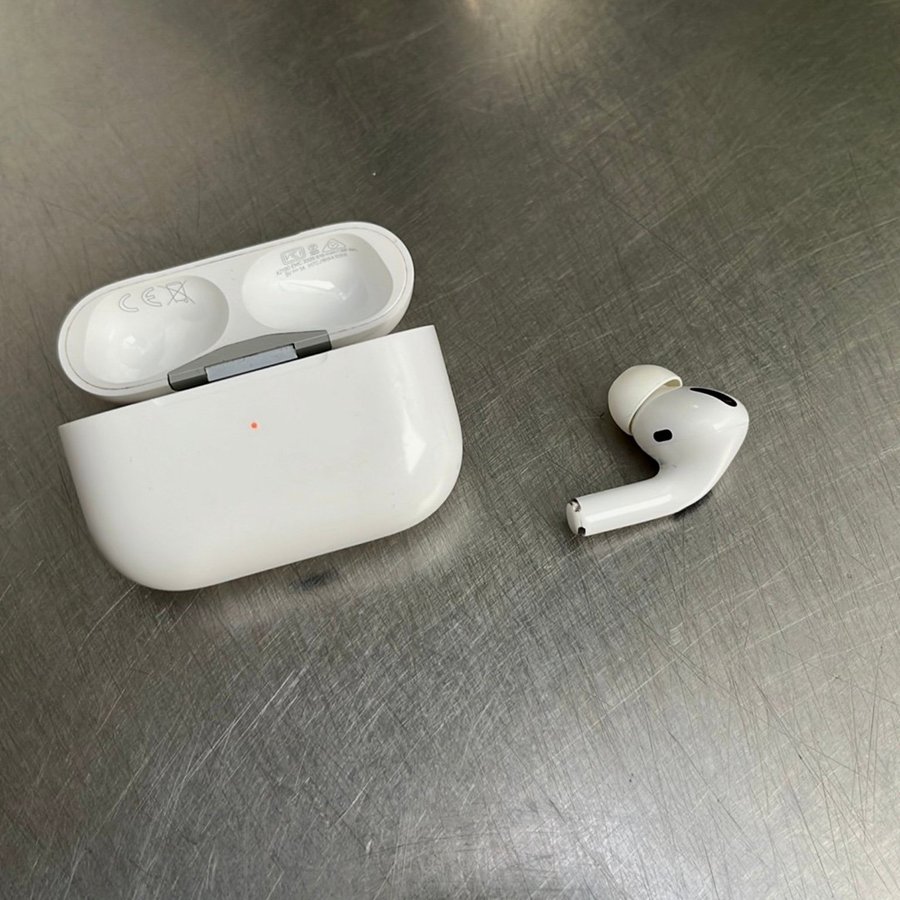 Apple AirPods (1:a generationen). Vänstra hörluren saknas.