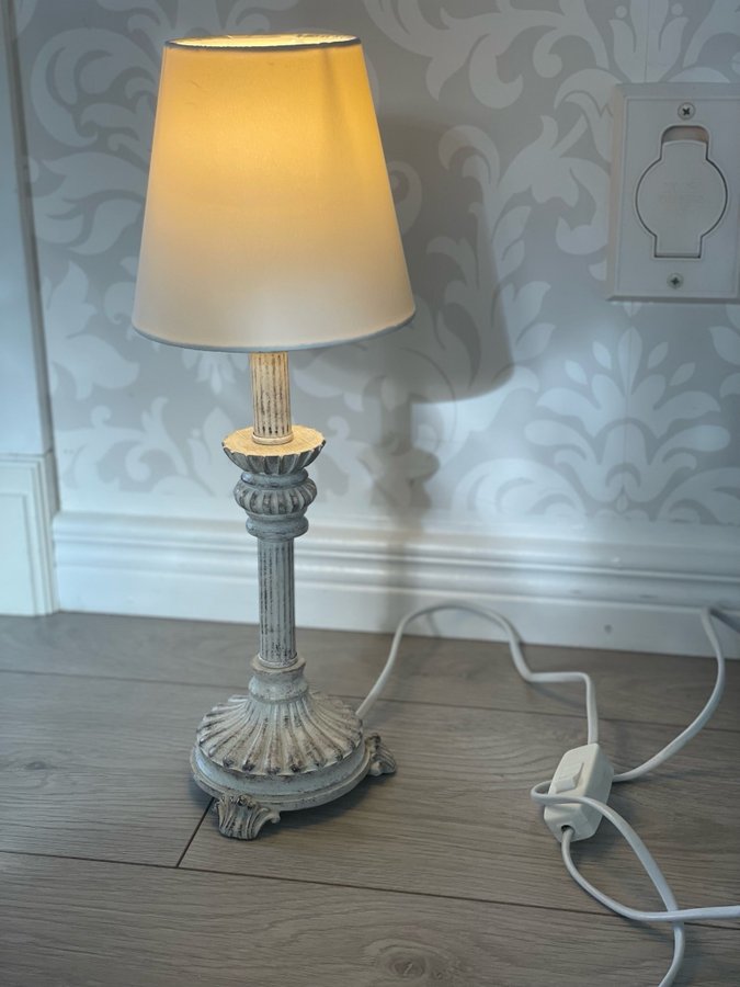 Snygg bordslampa lampa med skärmi shabby chic stil vit