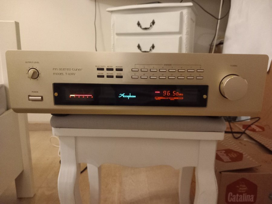 Accuphase T-109V FM Stereo Tuner